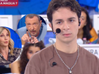 Amici 26, Erness eliminato dopo il plagio. Scoppia la tensione in studio: “Grave, sei stato furbo”
