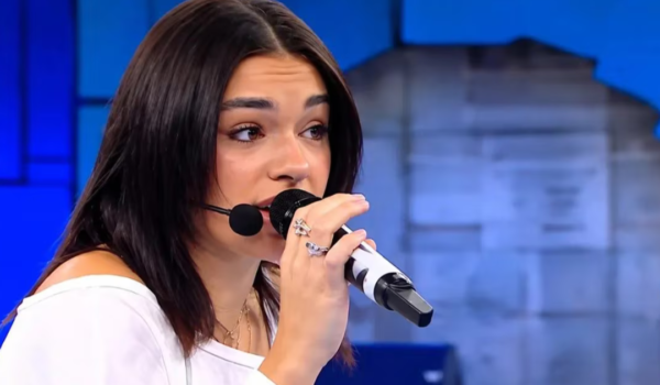 Amici 26, chi è Aura Venosa: da X Factor alla fiction La Preside, fino al fidanzato legato al talent